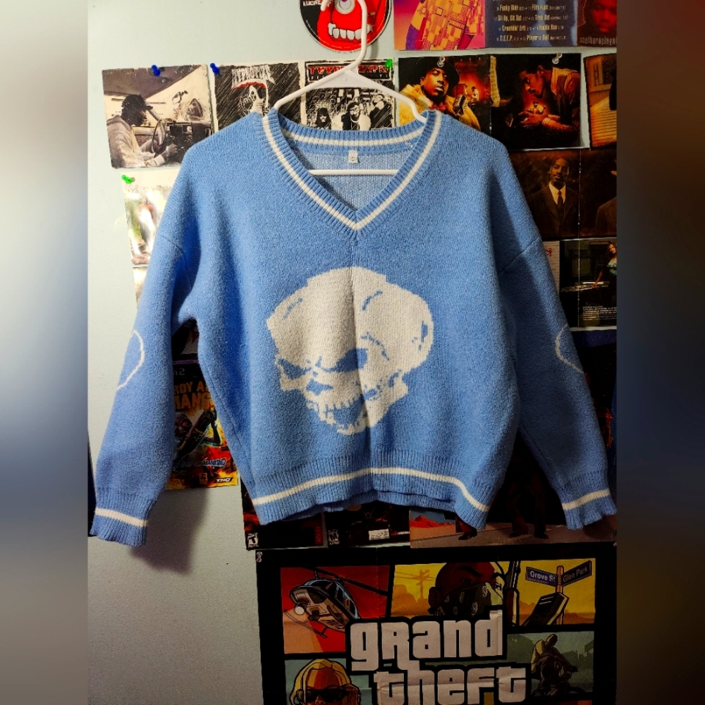 Skull sweater v neck light blue and white women's large